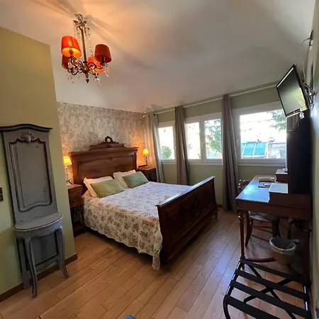 Отель Le Ponteil 2*